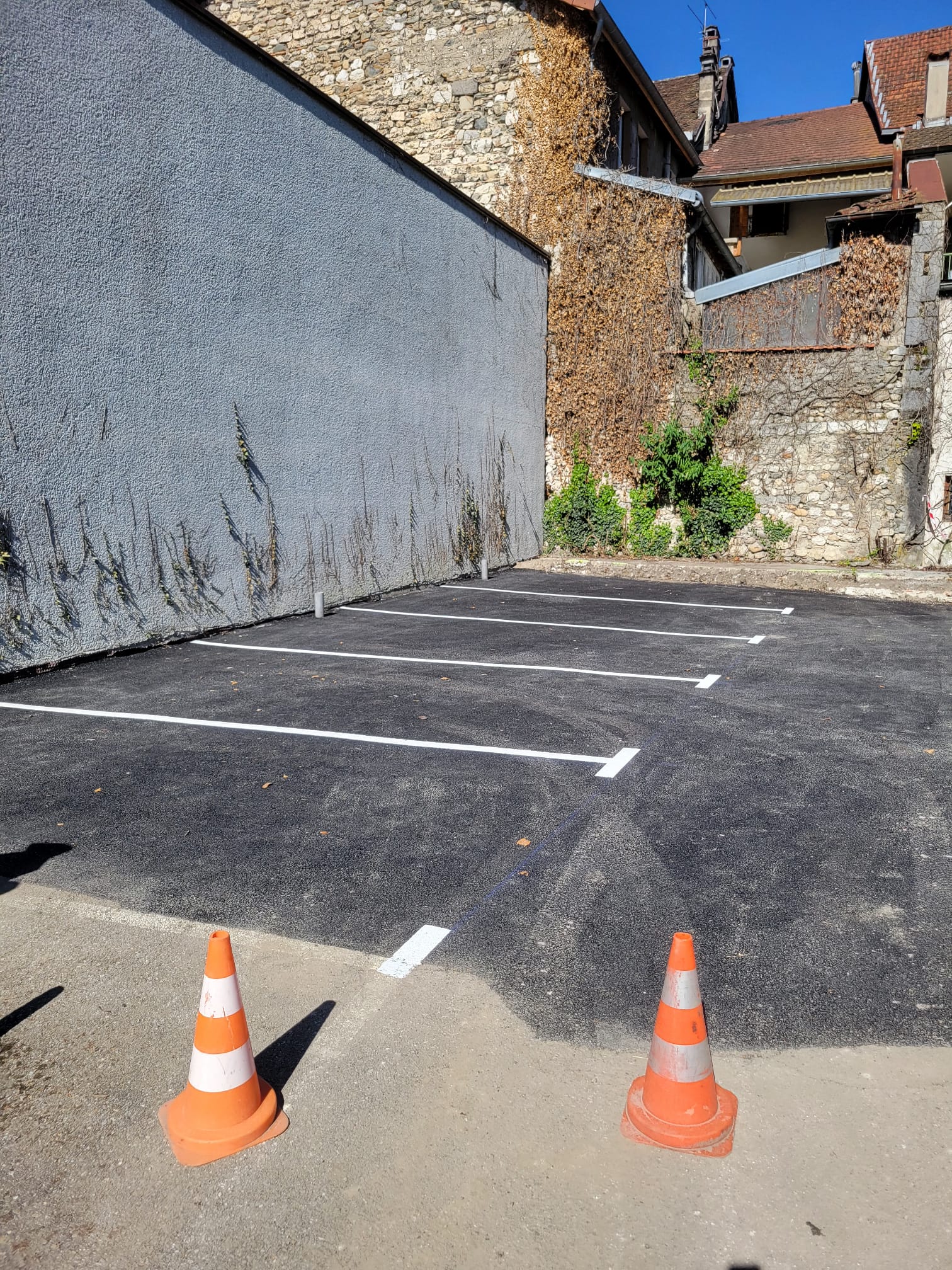 Parking enrobé avec marquage